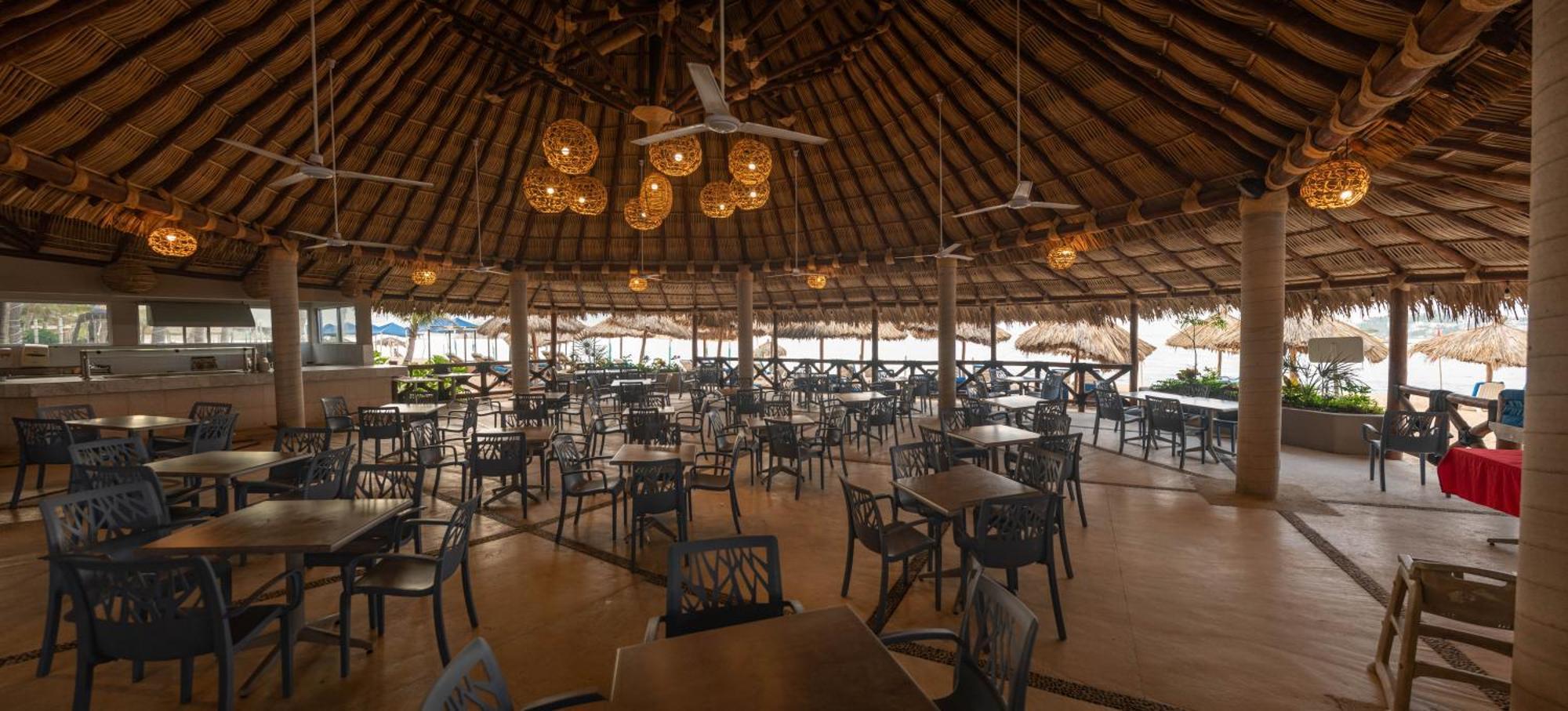 Ritz Acapulco All Inclusive Exterior foto The interior of the buffet at the Grand Palladium Hotel