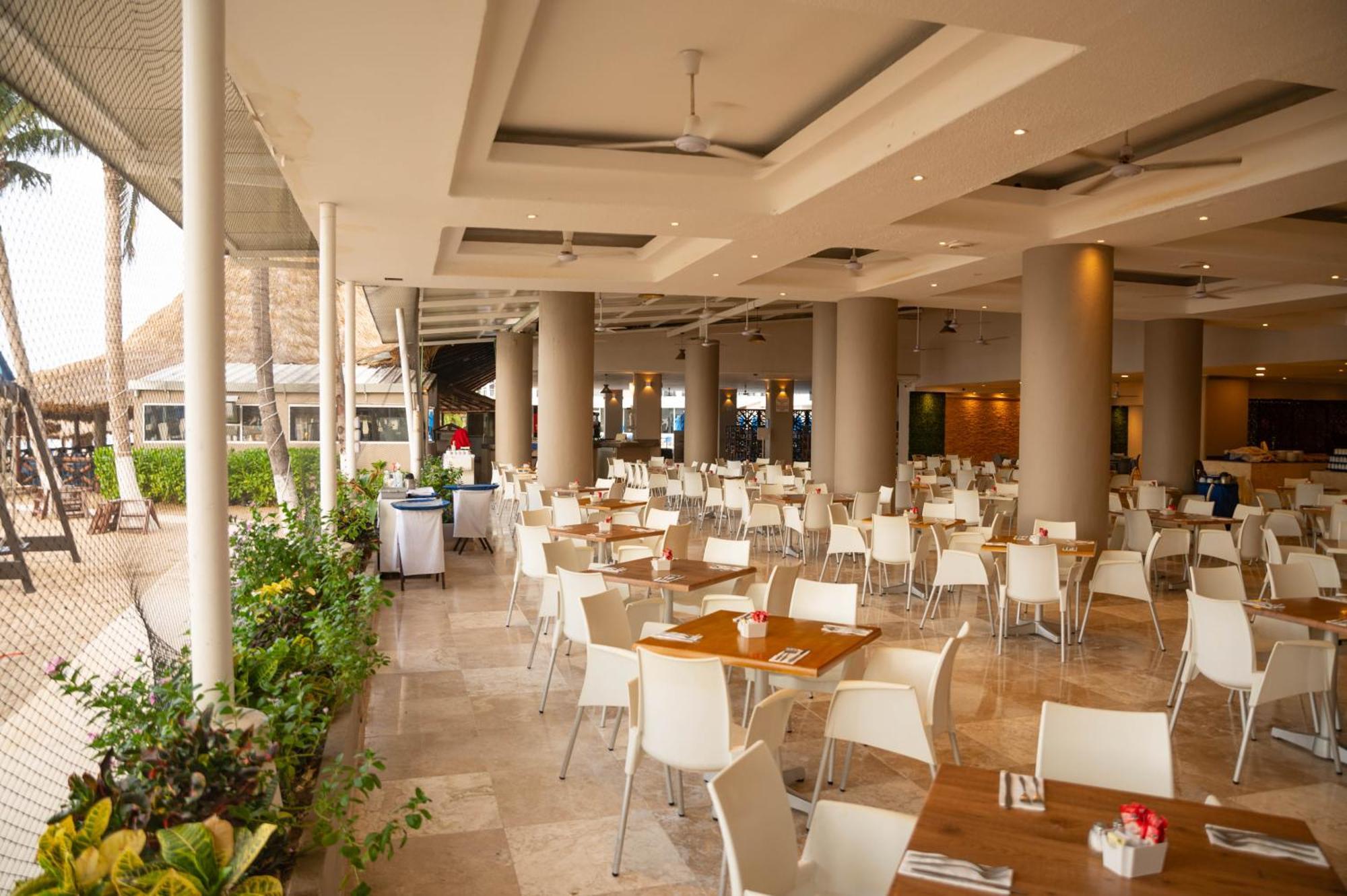 Ritz Acapulco All Inclusive Exterior foto The restaurant at the hotel