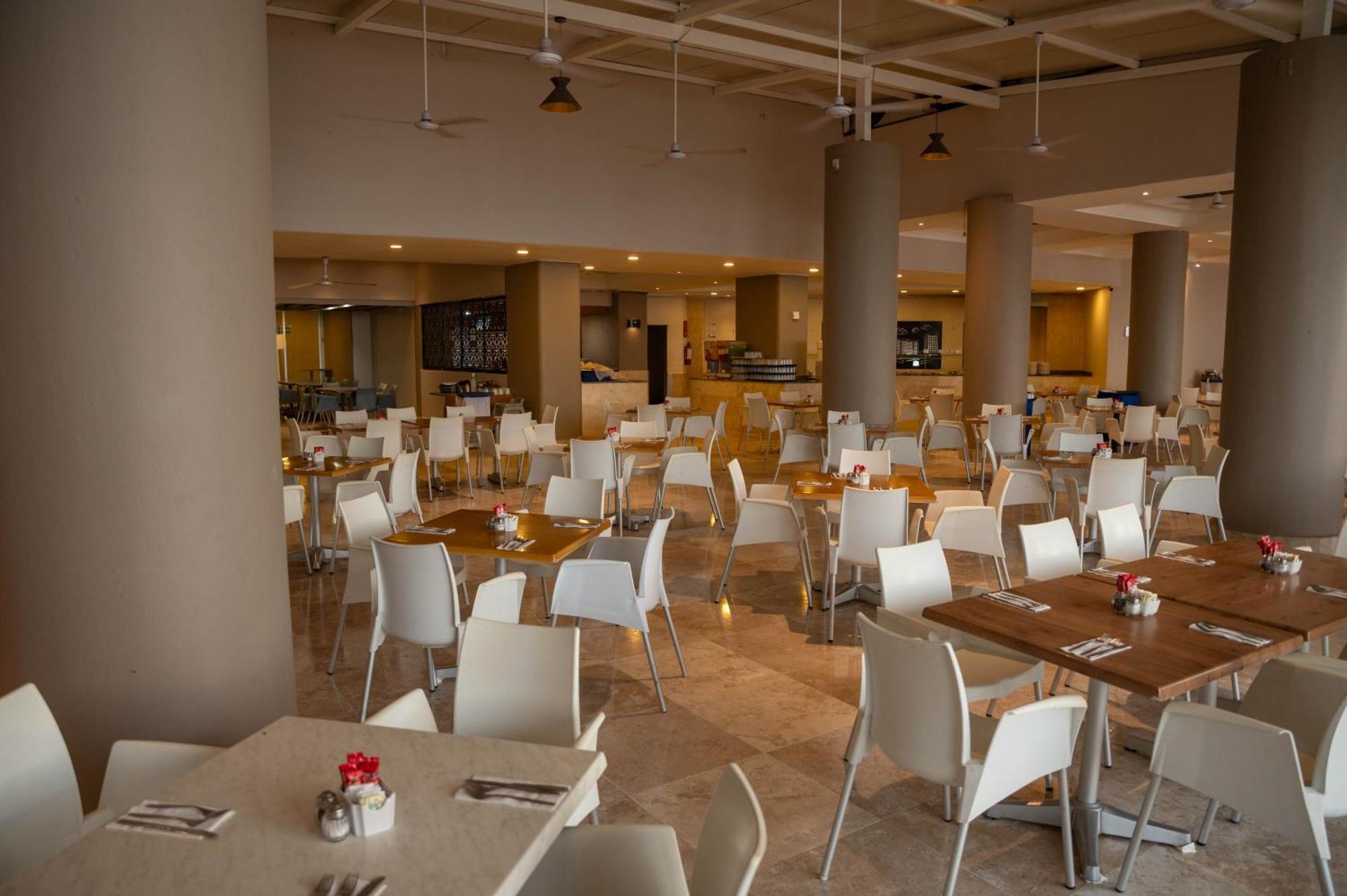 Ritz Acapulco All Inclusive Exterior foto The restaurant at the hotel