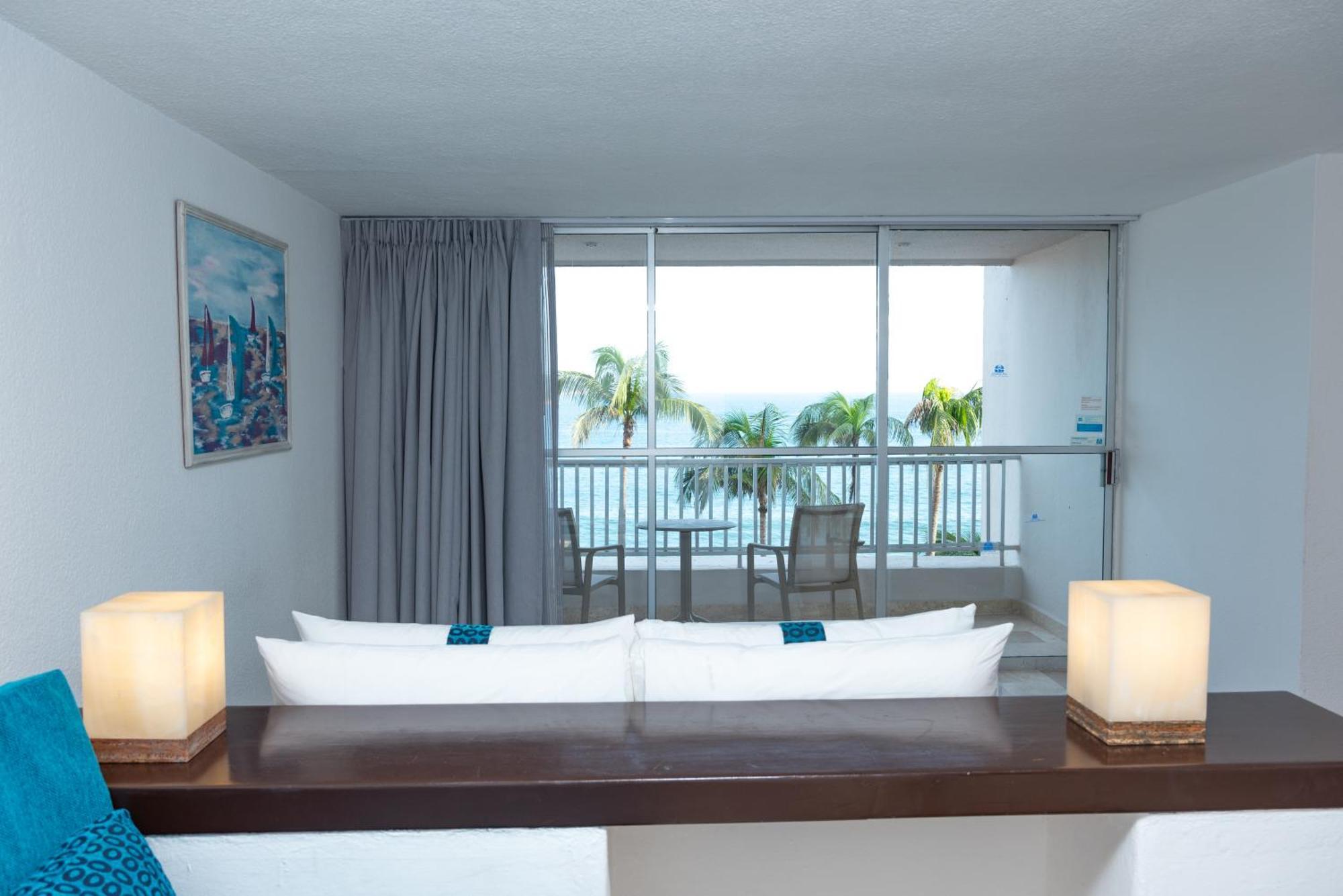 Ritz Acapulco All Inclusive Exterior foto A room at the Hilton San Diego Bayfront