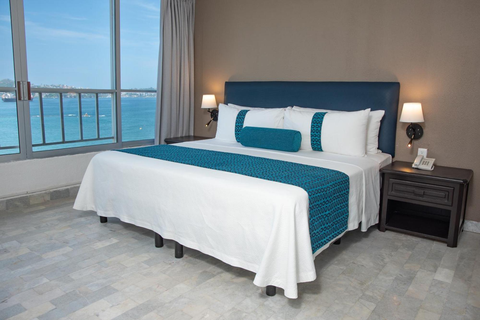 Ritz Acapulco All Inclusive Exterior foto A bed with a bed runner