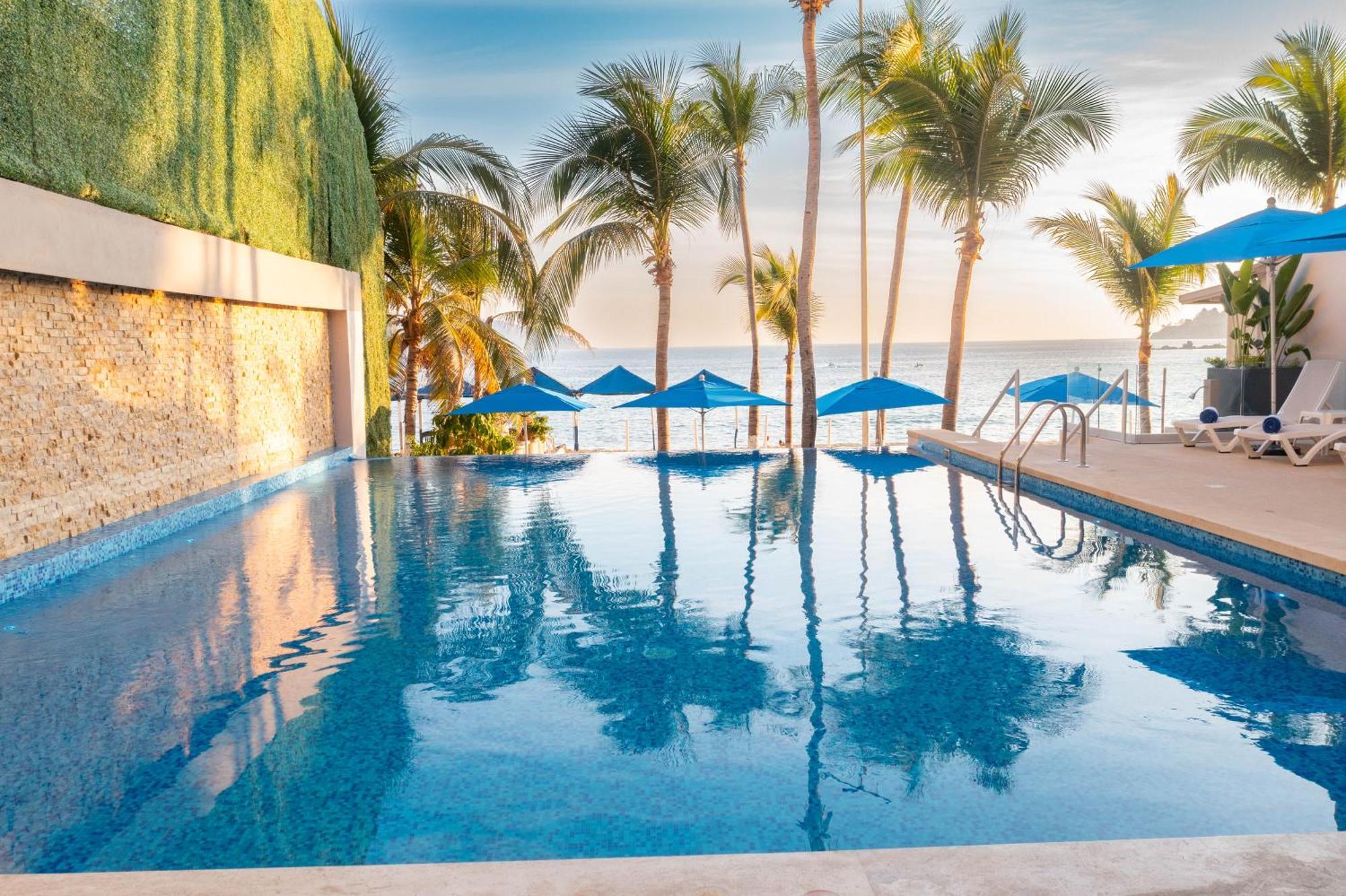 Ritz Acapulco All Inclusive Exterior foto Infinity pool at the beach